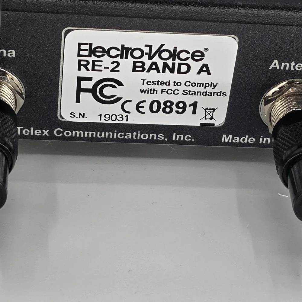 Electro-Voice RE-2 Wireless System Receiver With Clip Microphone Acessories Case